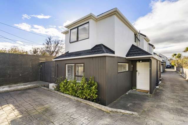 BRIGHT, MODERN TOWNHOUSE - WALK TO THE BEACH!