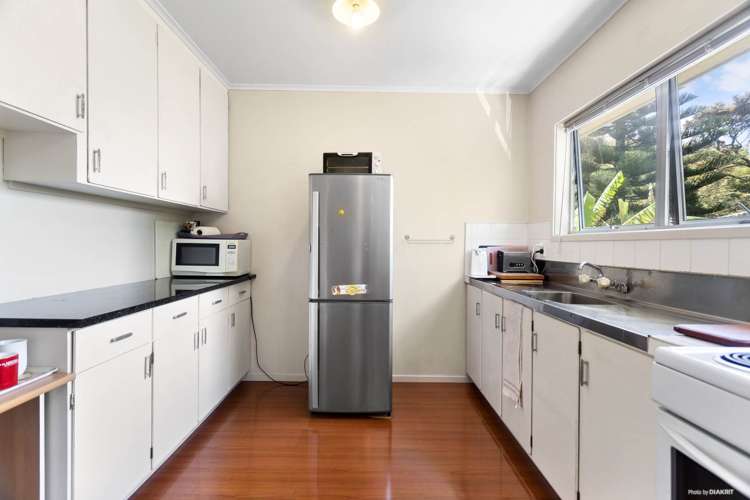 1/4 James Scott Place Te Atatu South_10