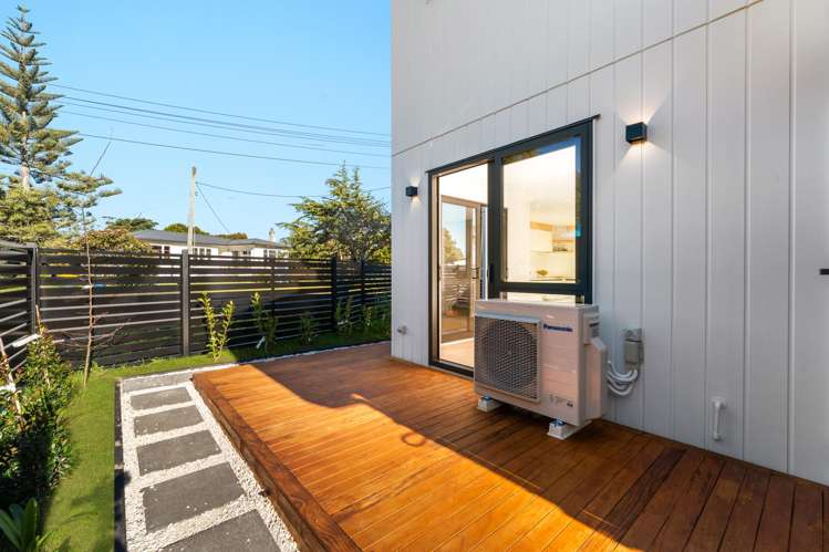 8C Rowan Terrace Te Atatu South_17