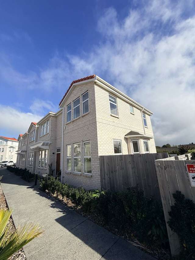 Available Now: Townhouse with courtyard & carpark