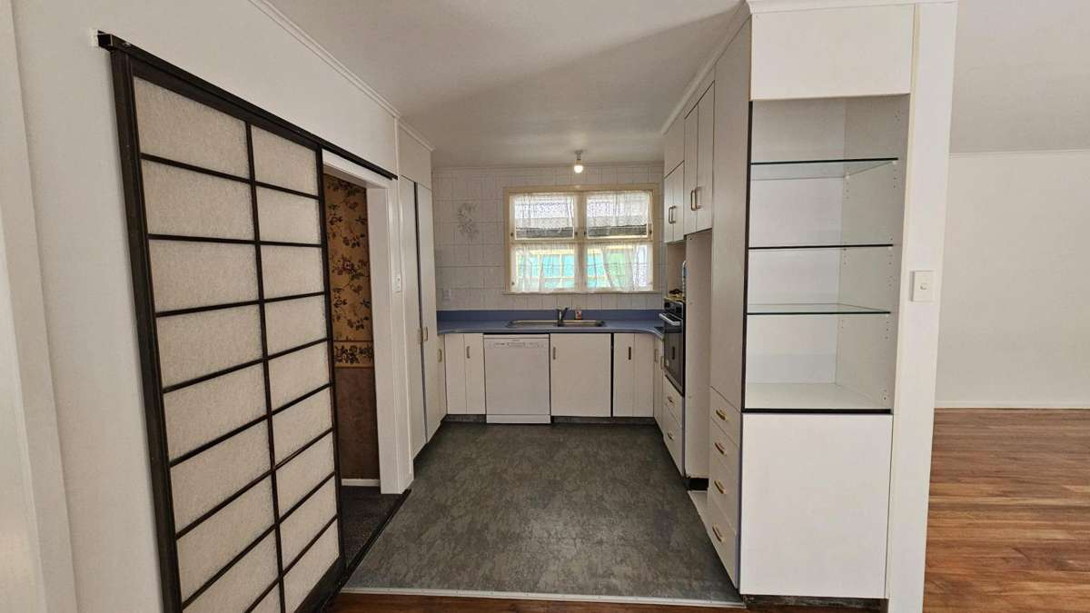 LARGE HOME FOR FAMILIES OR FLATTIES! 2