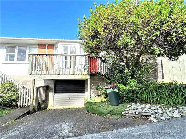 Spacious 1-Bedroom Apartment with Parking in K...