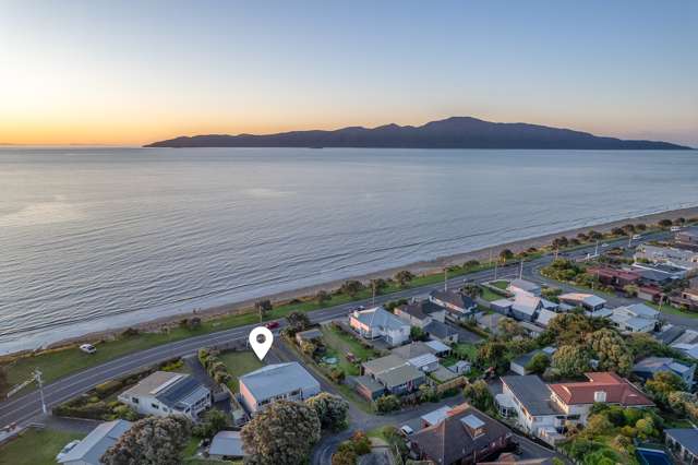 Paraparaumu beachfront bargain – 6 bedroom do-up!