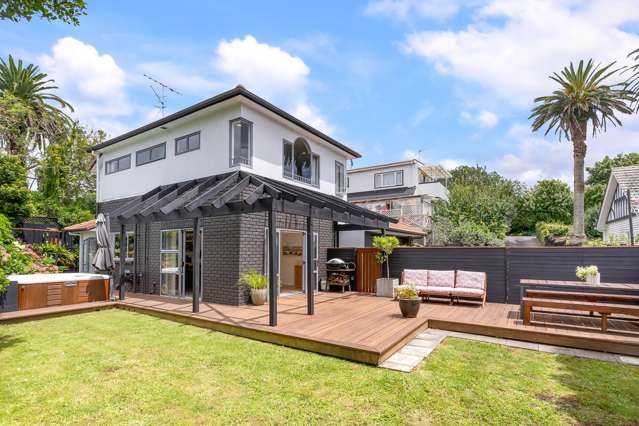 Relaxed Family Living In Prime Greenlane Location