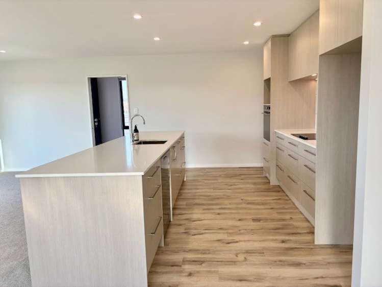 45 Charles Upham Drive 11353_2