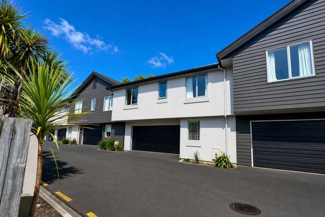 Modern Fully Furnished Three-Bedroom Townhouse with Park Views in Hamilton East