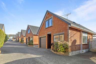 Unit 17/37 Fields Parade_1