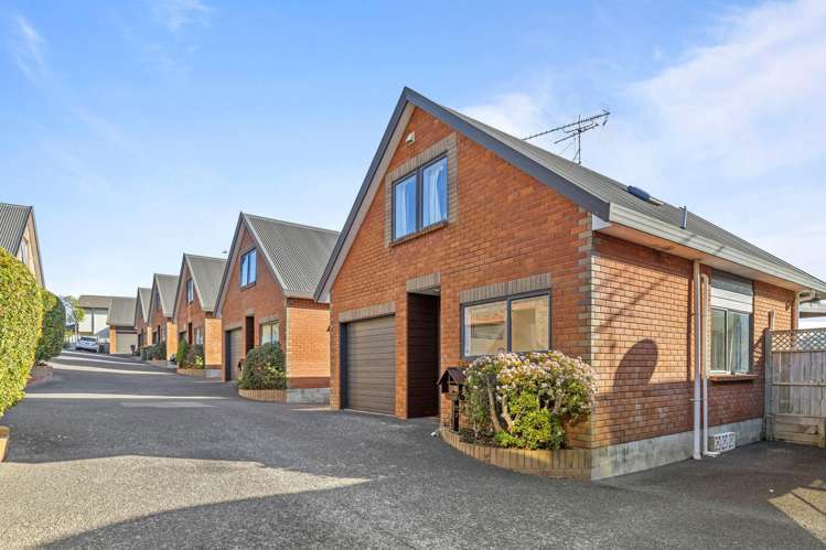 Unit 17/37 Fields Parade Oteha Valley_1