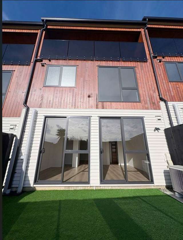 Brand-New Modern Townhouse with Stunning Sea Views