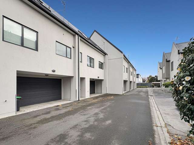 CITY CENTRE - THREE BEDROOM TOWNHOUSE, HEAT PUMP, DOUBLE GARAGE