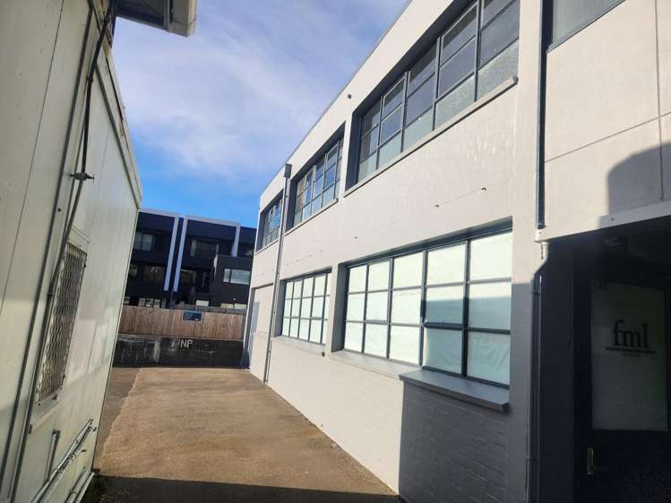 Rear studio/23 Bay Road Kilbirnie_1