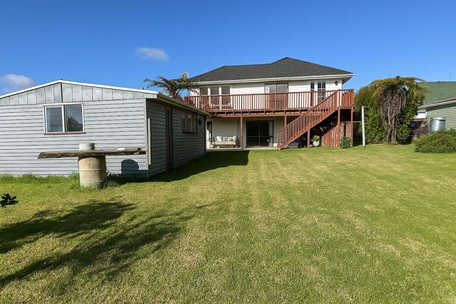 Spacious Family Home with Versatile Living Options!