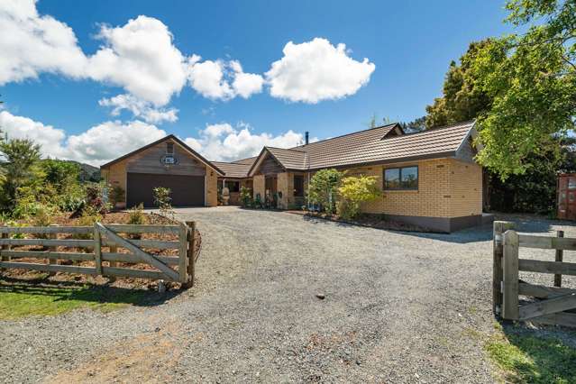 Classy Maunu country manor with cute cottage