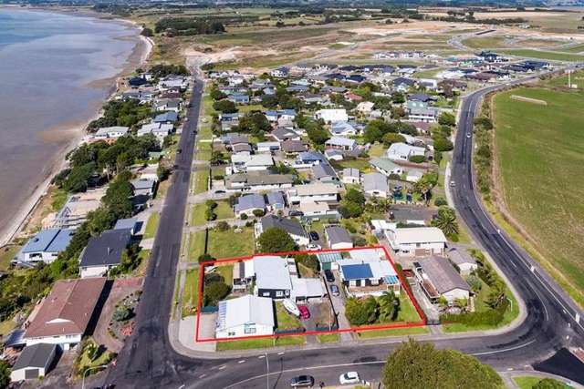 1 Crispe Road  & 1 Clarks Beach Road Clarks Beach_3