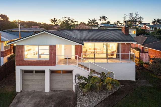 Family Living with Harbour & City Views
