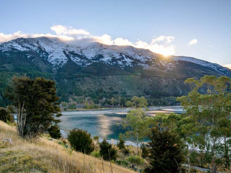 20 Flora Dora Parade Lake Hawea_5