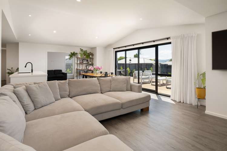 9 Harvard Road Burleigh_6