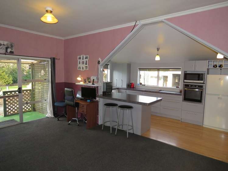 27 Chertsey Line Road Chertsey_6