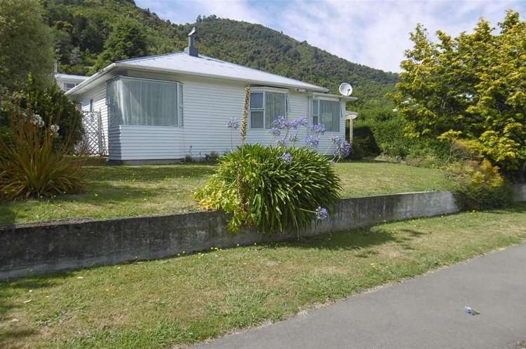 86 Waikawa Road Picton_15