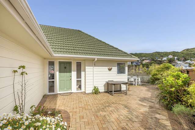 SUNNY, SPACIOUS, CLOSE TO SHOPS