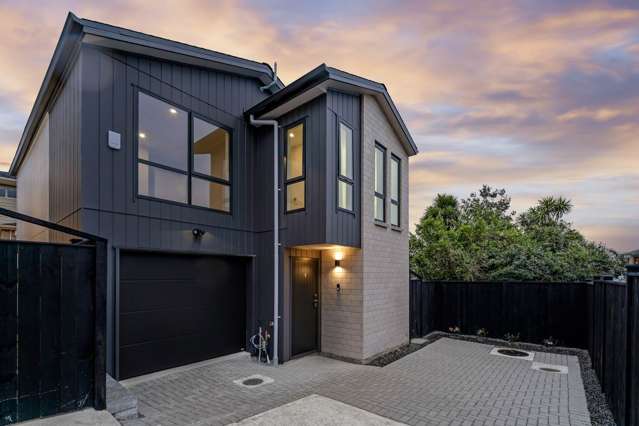 END UNIT, MORE PARKING & FREE BLINDS!