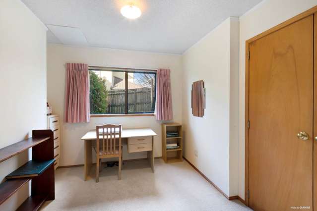 2/231 Glenfield Road Hillcrest_4