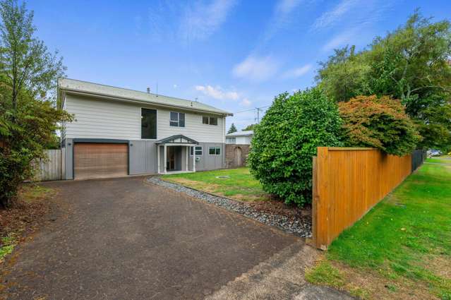 Rotoiti - Flexible family living with lake views