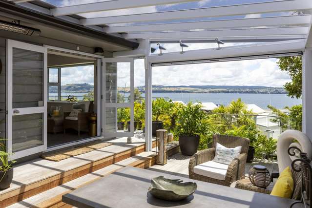 Executive lakeside living with guest accommodation