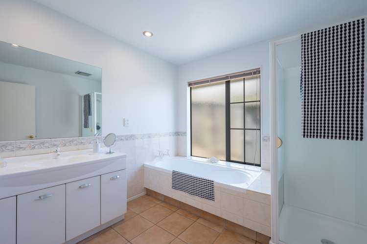 23 Olympus Way Richmond_17