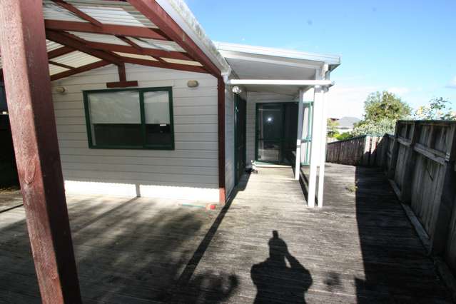 Tidy 2 bed with big deck