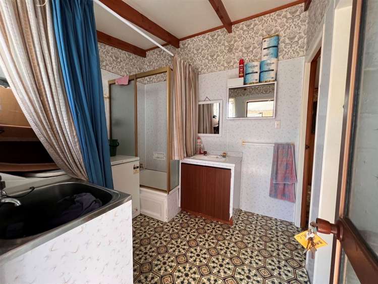 7 Esplanade Marokopa_9