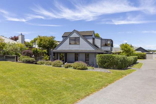 Spacious Family Home with Modern Kitchen & Views
