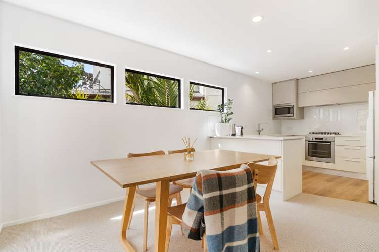 2/12 Herons Way Northcote_6