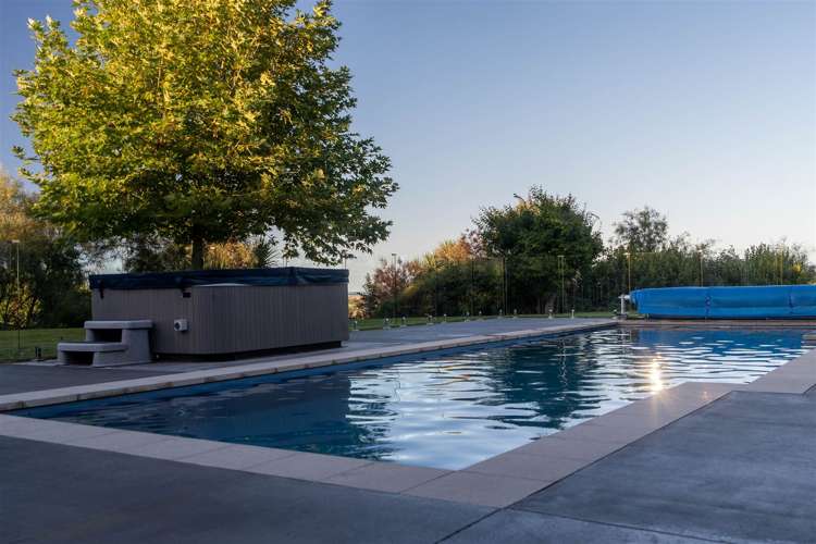 354 Bridge Valley Road Wakefield_25