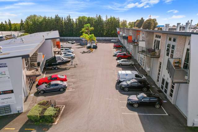 8 & 18 6 Ken Browne Drive Te Rapa_1