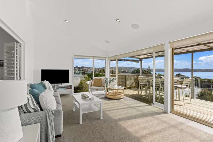 4 Piccadilly Circus Snells Beach_9