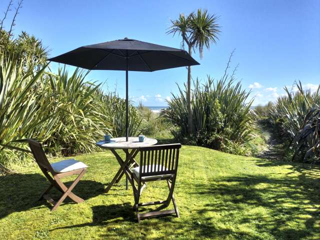 Seaside Cottage with Tasman Sea Backdrop!