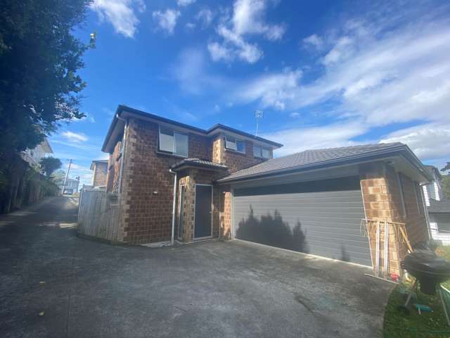 Modern 5-Bedroom Home with Space, Comfort & Pr...