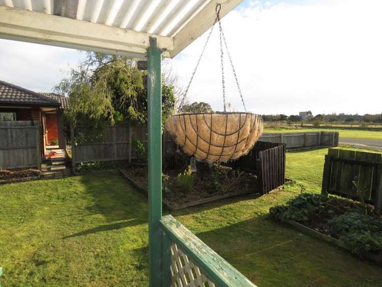 27 Chertsey Line Road Chertsey_11