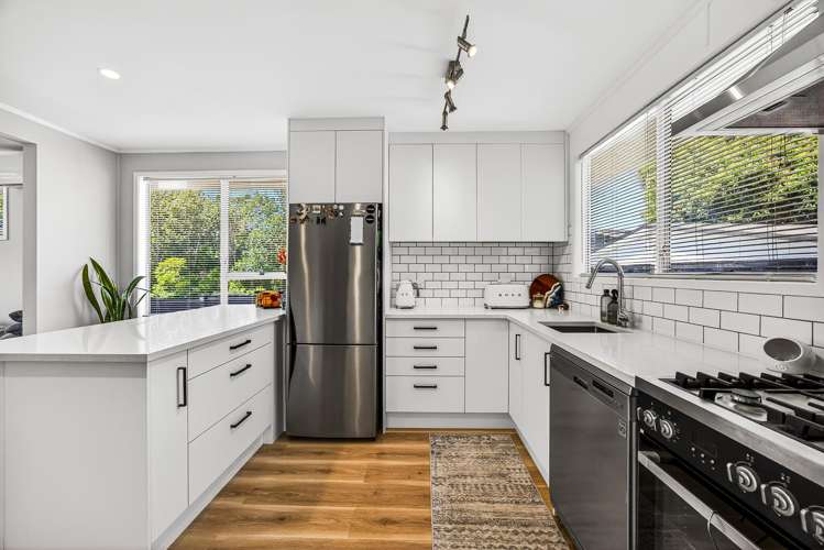 8 Camphora Place Ranui_2