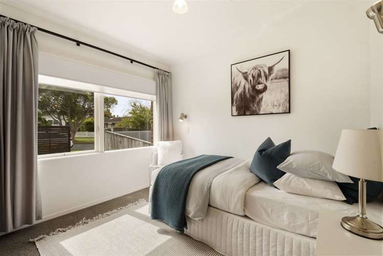 8 Riviera Place Hauraki_17