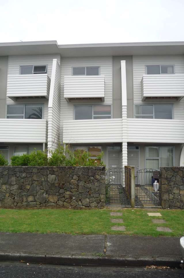 3 Bedroom Apartment living by the beach!