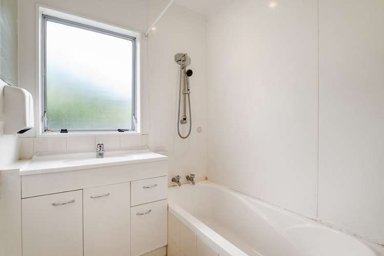 2/8 Helena Street Massey_24