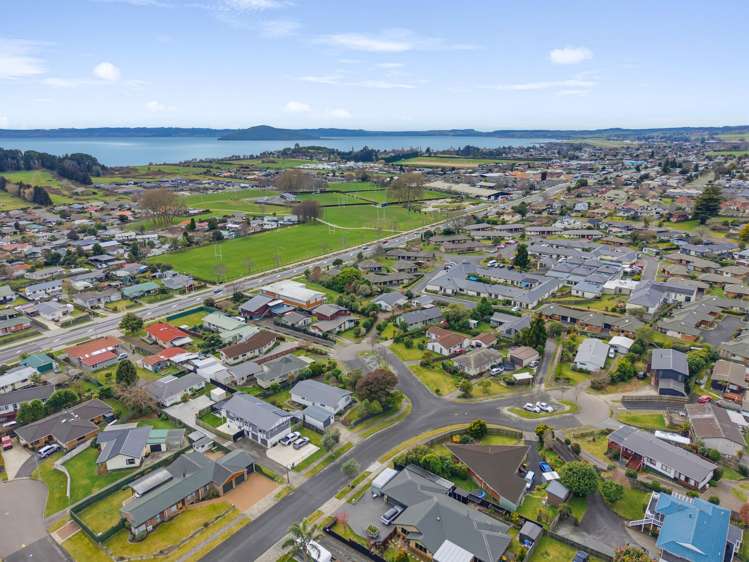 17 Burton Place Owhata_15