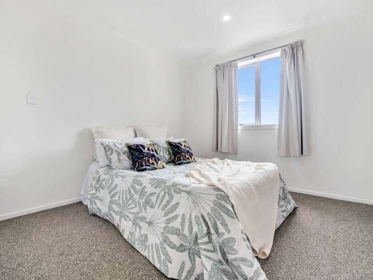 2/8 Mila Paige Close Glenview_12