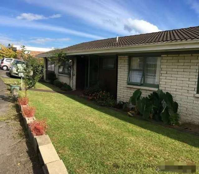 Spacious 2-Bedroom Unit with Sunroom & Rumpus in Central Mt Roskill