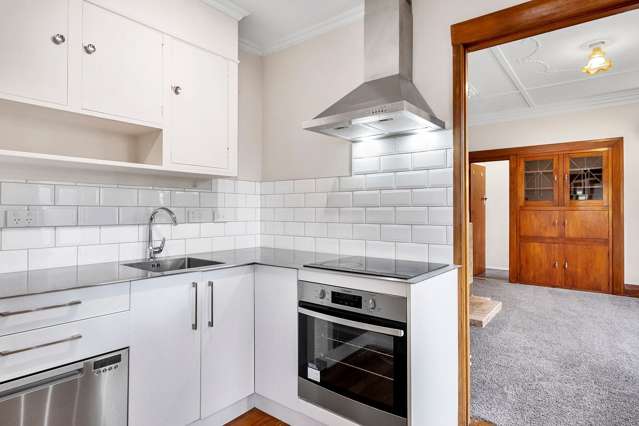 Beautiful, Warm Renovated Art Deco apartment