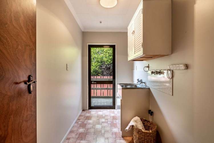 349 Queens Drive Windsor_17