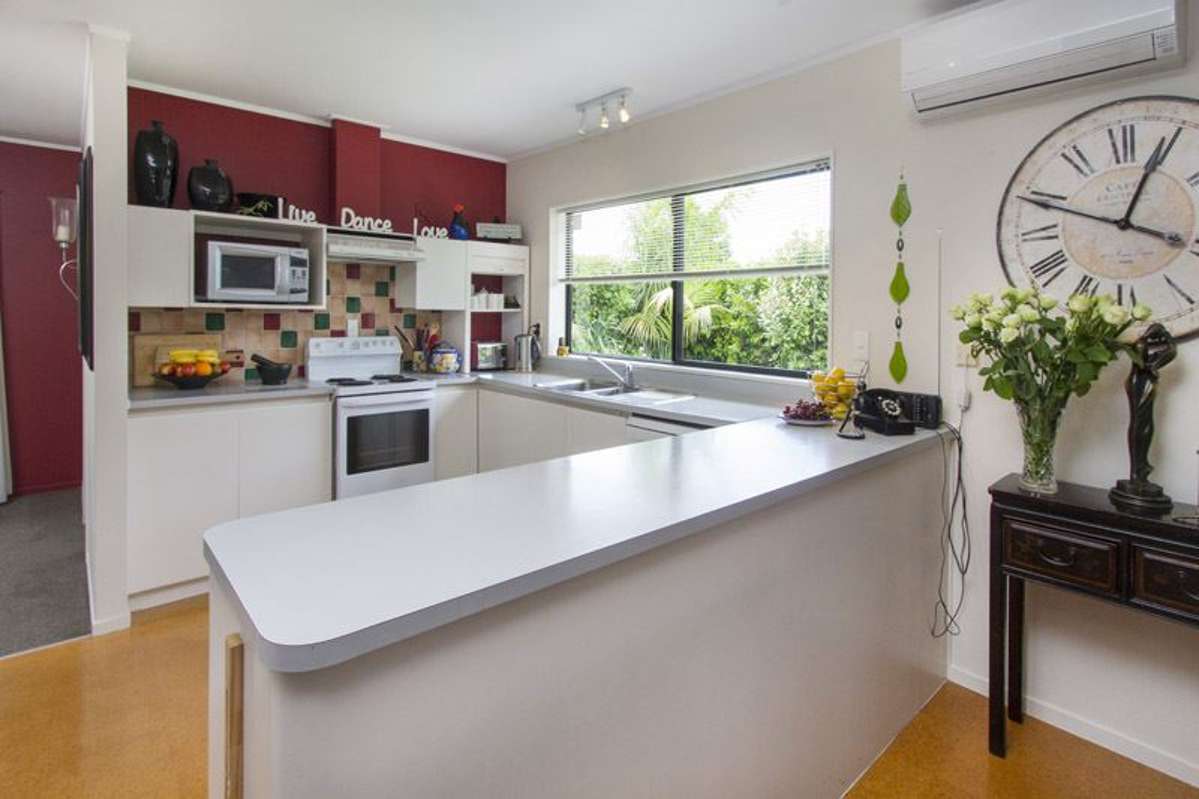 3 Bedrooms + Office in Botany Down 5