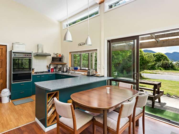 742 Queen Charlotte Drive Havelock_2